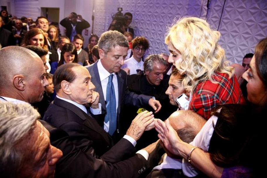 Berlusconi, dopo l’incontro “Idee per l’Italia a Milano” accerchiato dalla folla. LaPresse